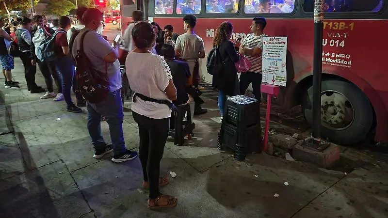 Usuarios esperan a oscuras el transporte público 3